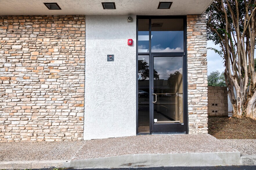 More Photos Of 8200 Windway Dr, Windcrest Medical For Lease