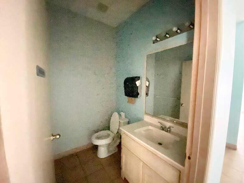 More Photos Of 3102 E Business 83, Weslaco Office For Lease