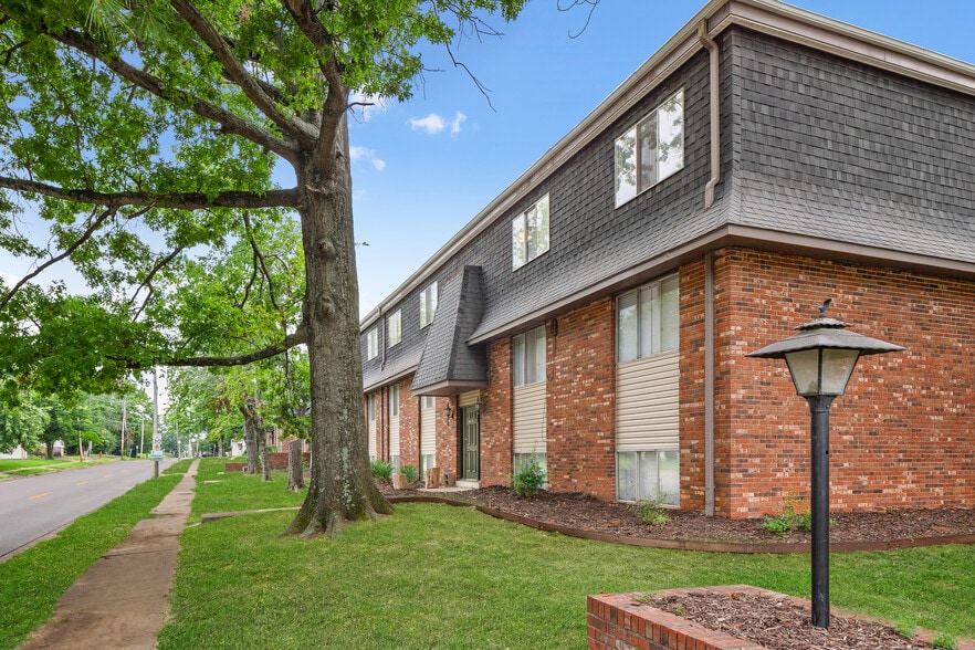 More Photos Of 400 N Oakland Ave, Carbondale Apartments For Sale