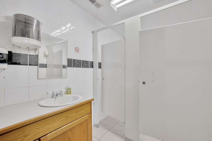 More Photos Of 1727 Division Rd N, Kingsville Restaurant For Sale