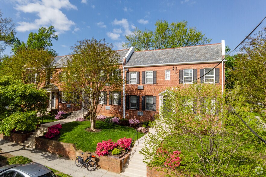 More Photos Of 4000 47th St NW, Washington Apartments For Sale