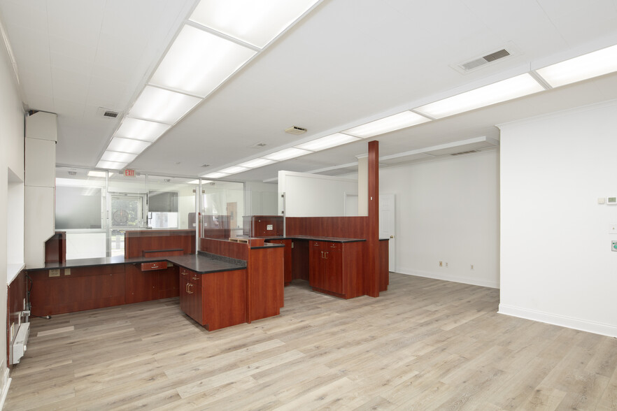 More Photos Of 308 W Lexington Ave, Winchester Office For Sale
