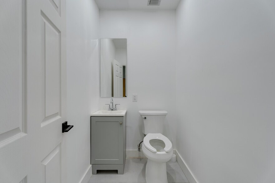 More Photos Of 126 NE 1st Ave, Dania Beach Office For Sale
