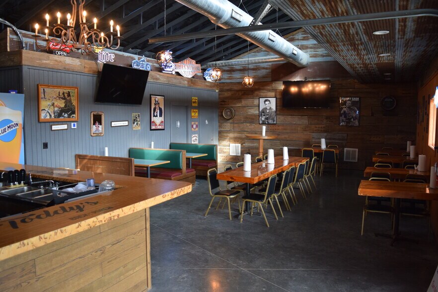 More Photos Of 26192 NE Neosho Rd, Garnett Restaurant For Lease