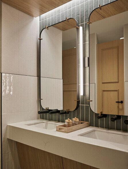 More Photos Of 2425 E Camelback Rd, Phoenix Office For Sale