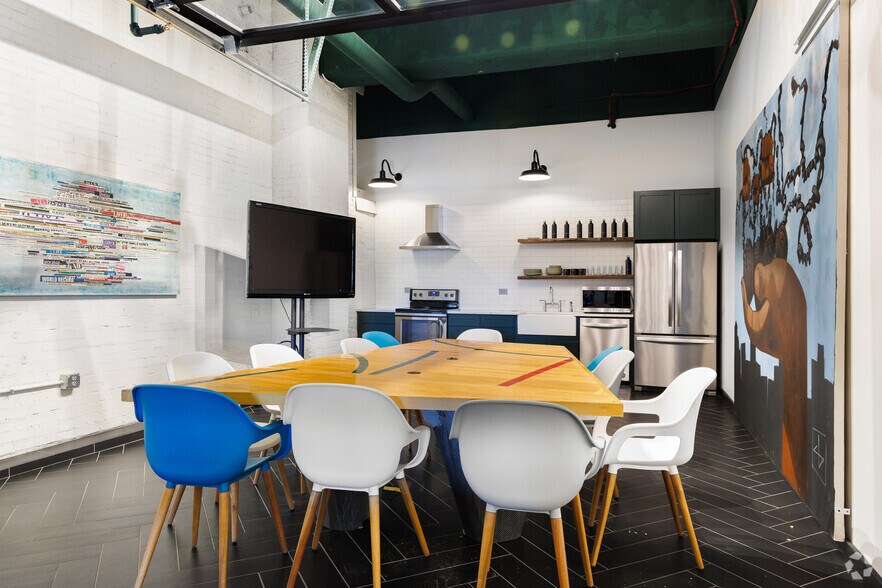 More Photos Of 2311-2315 Locust St, Saint Louis Office For Lease