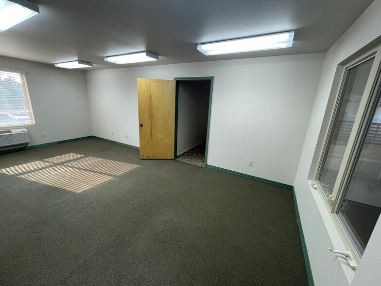 More Photos Of 560 S Commercial Dr, Grand Junction Light Distribution For Lease