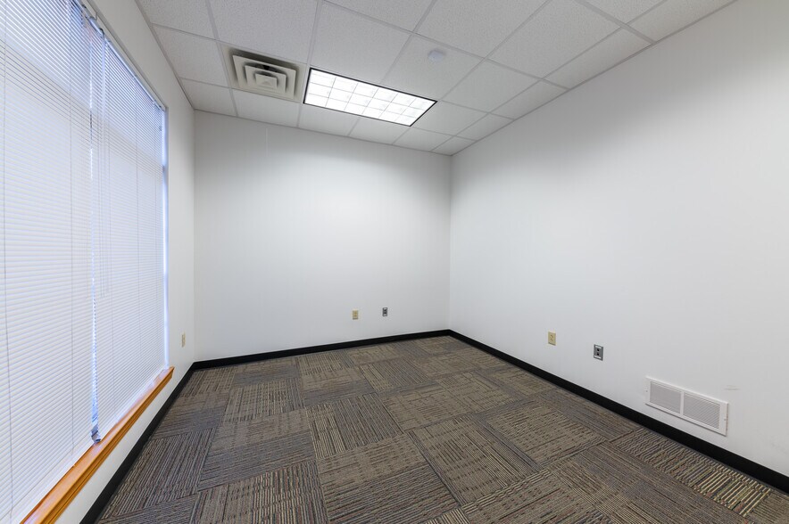 More Photos Of 109 Cambridge Pl, Bridgeport Office For Lease