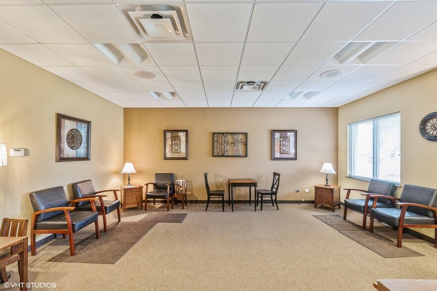 More Photos Of 600 Dakota St, Crystal Lake Office For Sale
