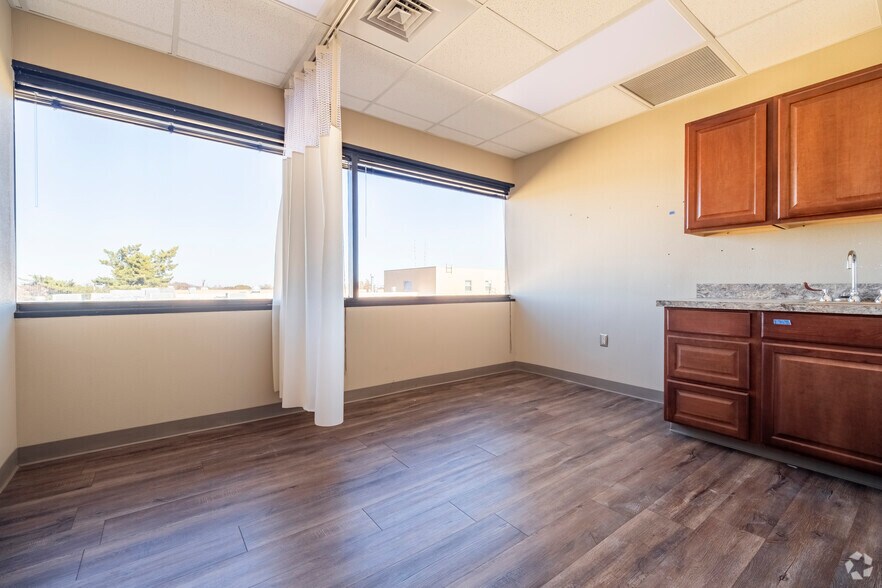 More Photos Of 2424 50th St, Lubbock Medical For Sale