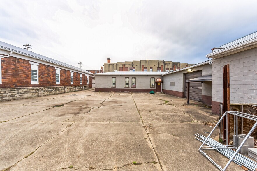 More Photos Of 65 E Fayette St, Uniontown Showroom For Sale