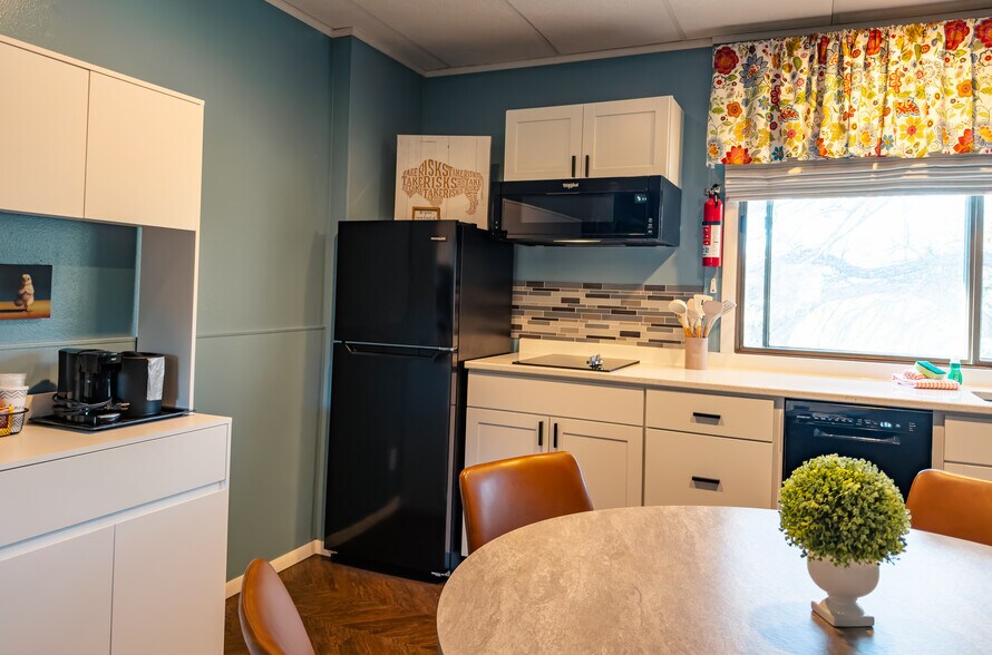 More Photos Of 855 N 5th St, Custer Hotel For Sale