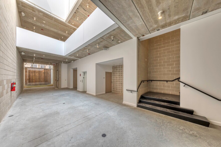 More Photos Of 1704 N Damen Ave, Chicago Storefront Retail Office For Lease