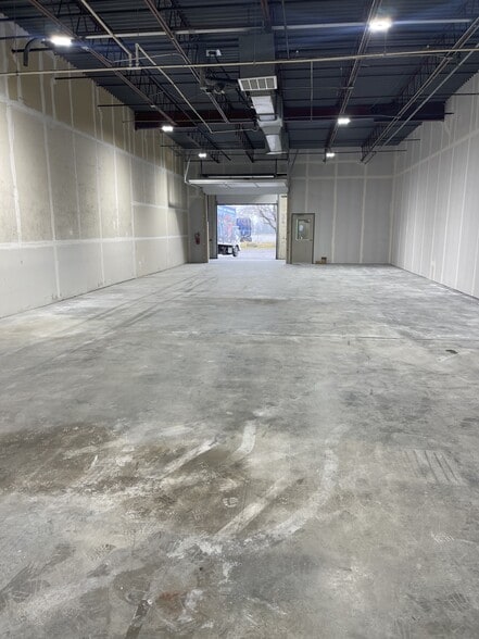 More Photos Of 1306 E Hartman Ave, Omaha Light Distribution For Lease