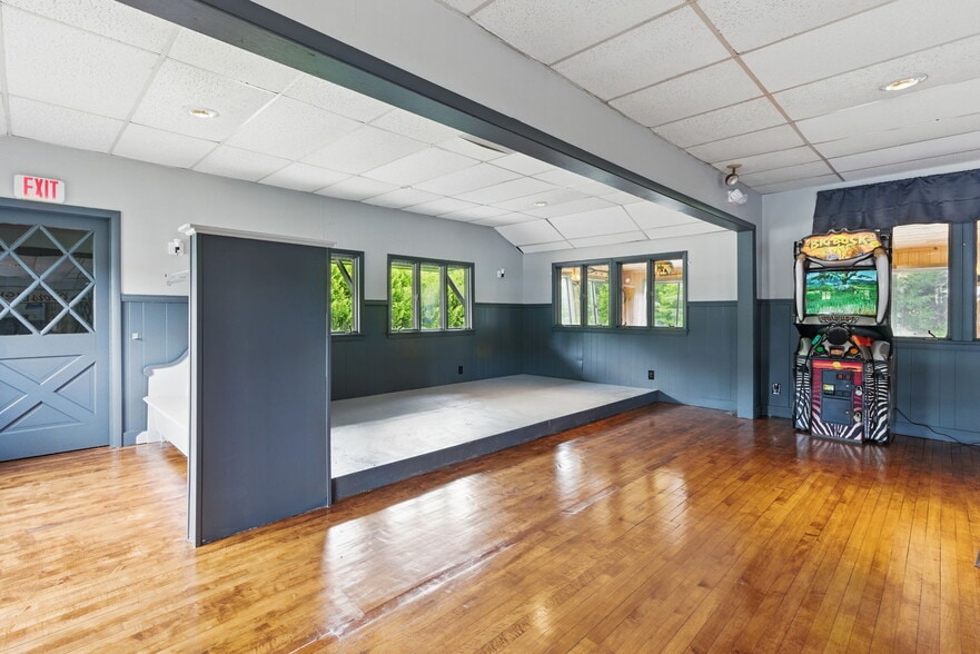 More Photos Of 200 Worthington Rd, Huntington Restaurant For Sale