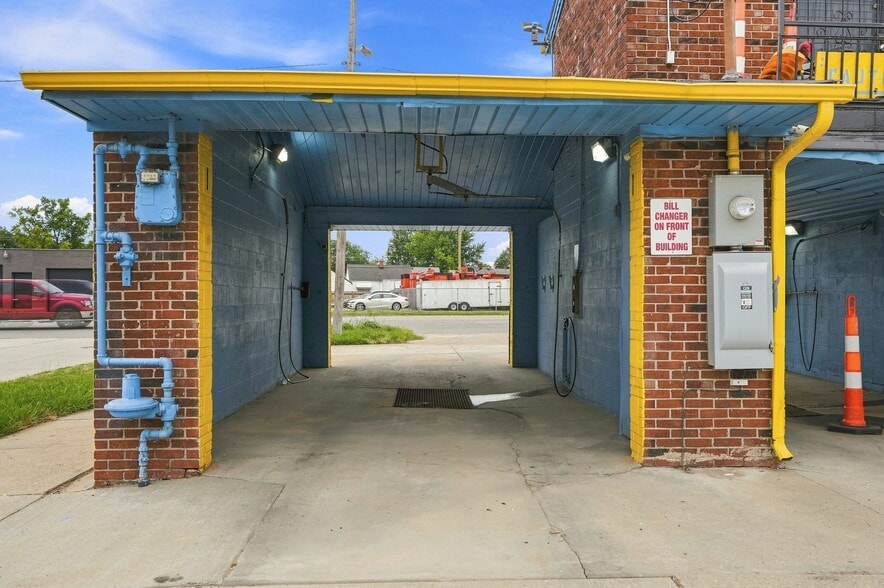 More Photos Of 636 Southfield Rd, Lincoln Park Carwash For Sale