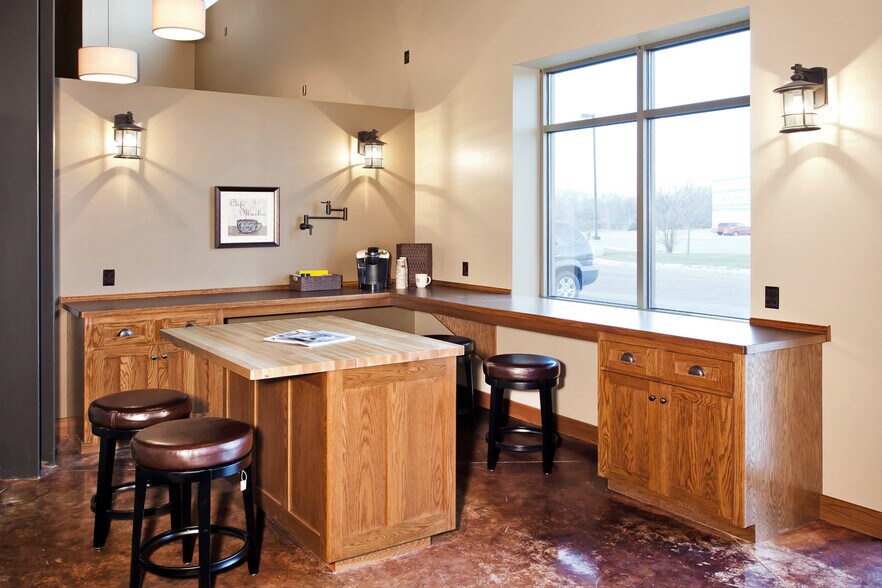 More Photos Of 434 Hale Ave N, Oakdale Office For Lease