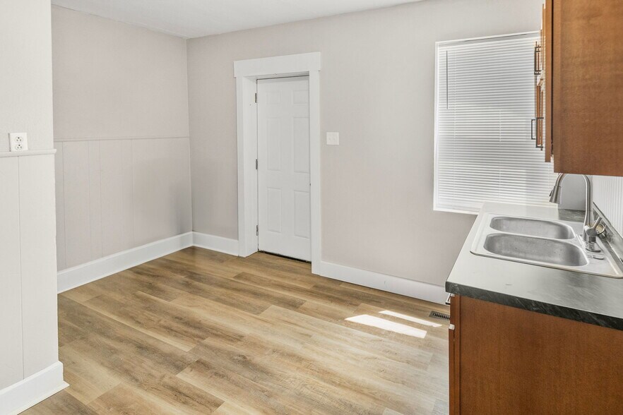 More Photos Of 302 N High St, Belleville Freestanding For Sale