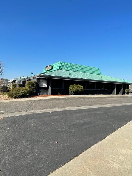 More Photos Of 125 Shaw Ave, Clovis Freestanding For Sale