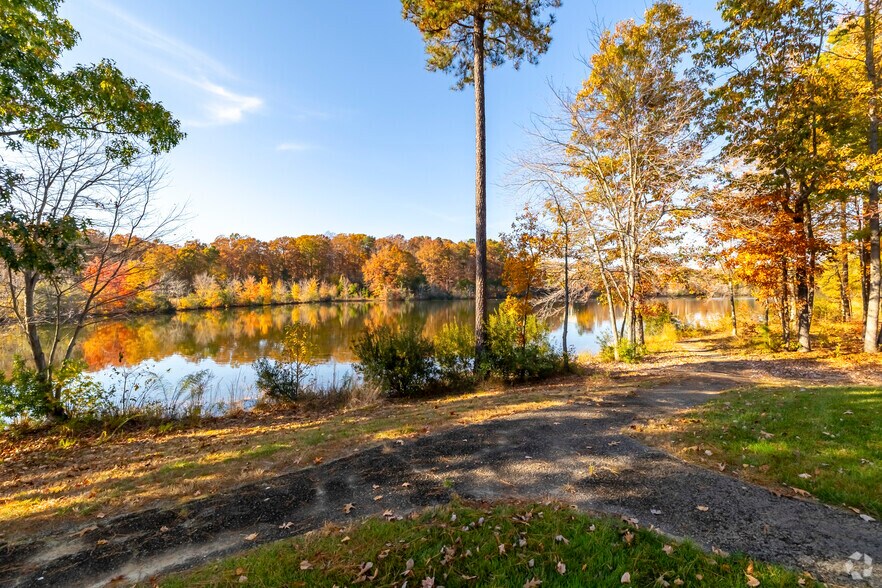 More Photos Of 2820 Waterford Lake Dr, Midlothian Office For Lease