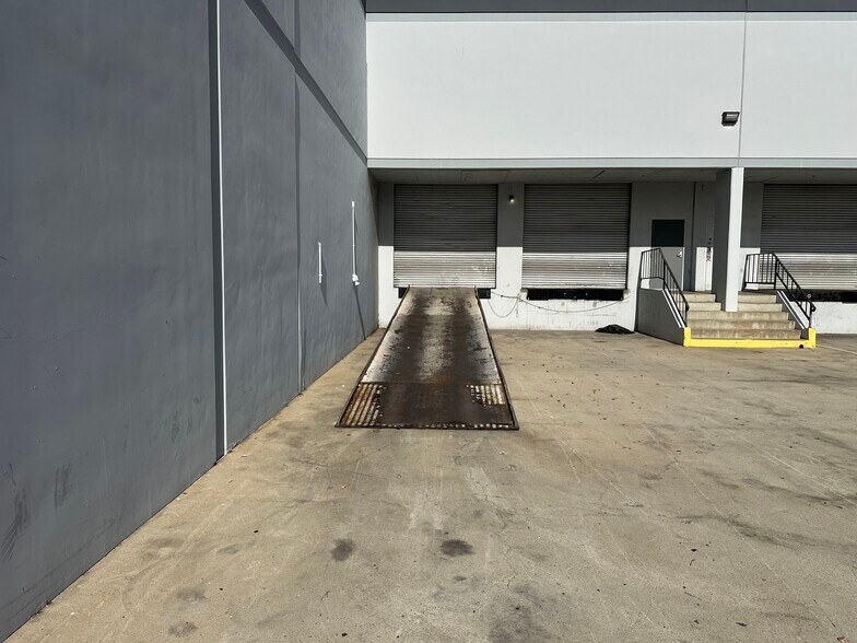 More Photos Of 13904 Maryton Ave, Santa Fe Springs Warehouse For Lease