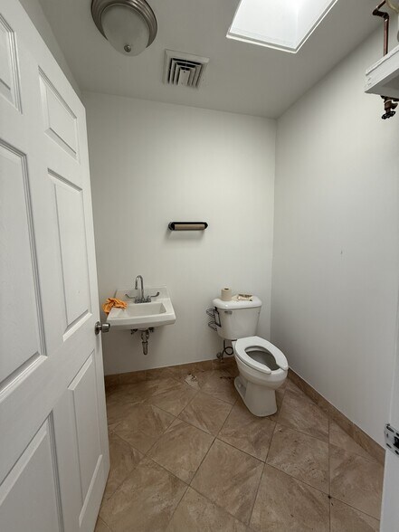 More Photos Of 7618 Ogontz Ave, Philadelphia Office For Sale