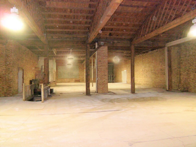 More Photos Of 1931 W Lake St, Chicago Warehouse For Lease