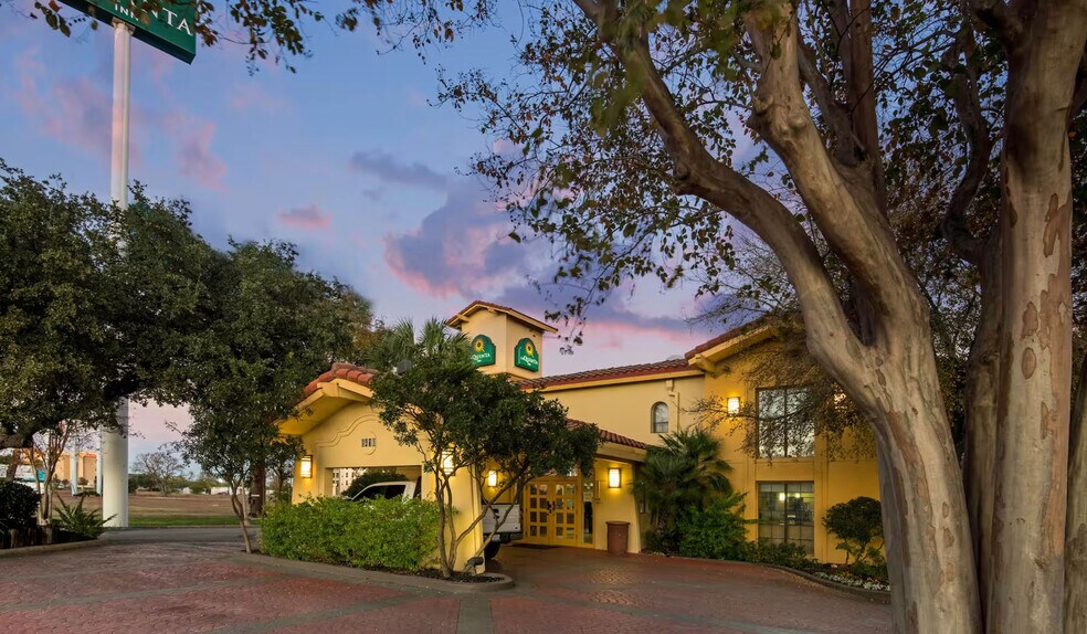 More Photos Of 6410 N Interstate 35, San Antonio Hotel For Sale