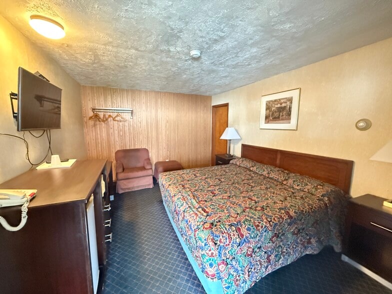 More Photos Of 1102 N Cunningham Ave, Urbana Hospitality For Sale