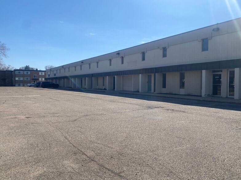 More Photos Of 8892-8910 Wentworth Ave S, Bloomington Light Manufacturing For Lease