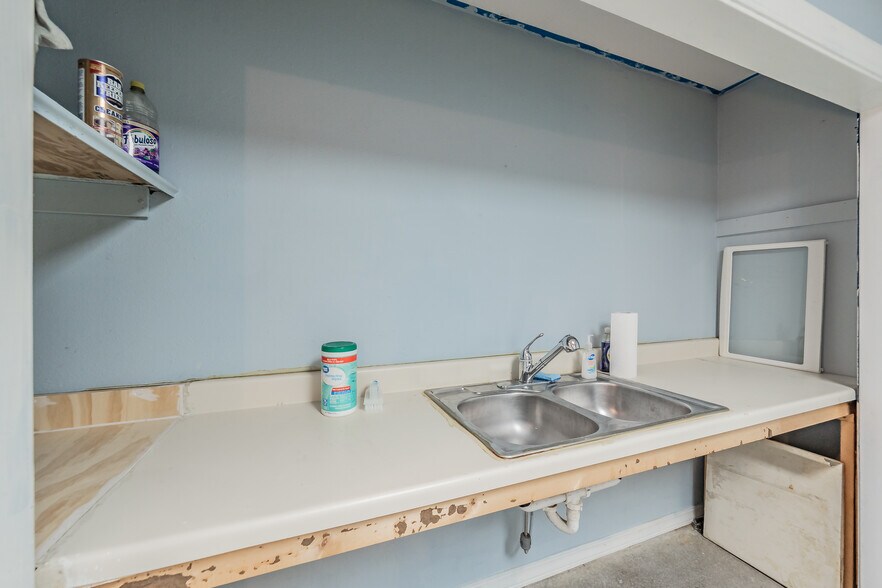 More Photos Of 7235 Glenview Dr, Richland Hills Office For Sale