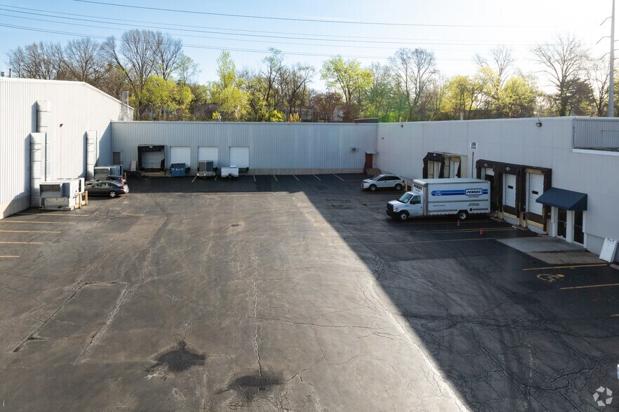 More Photos Of 1000 Camera Ave, Crestwood Flex For Lease