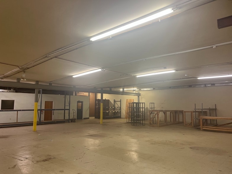 More Photos Of 1728 E New York St, Indianapolis Light Distribution For Sale