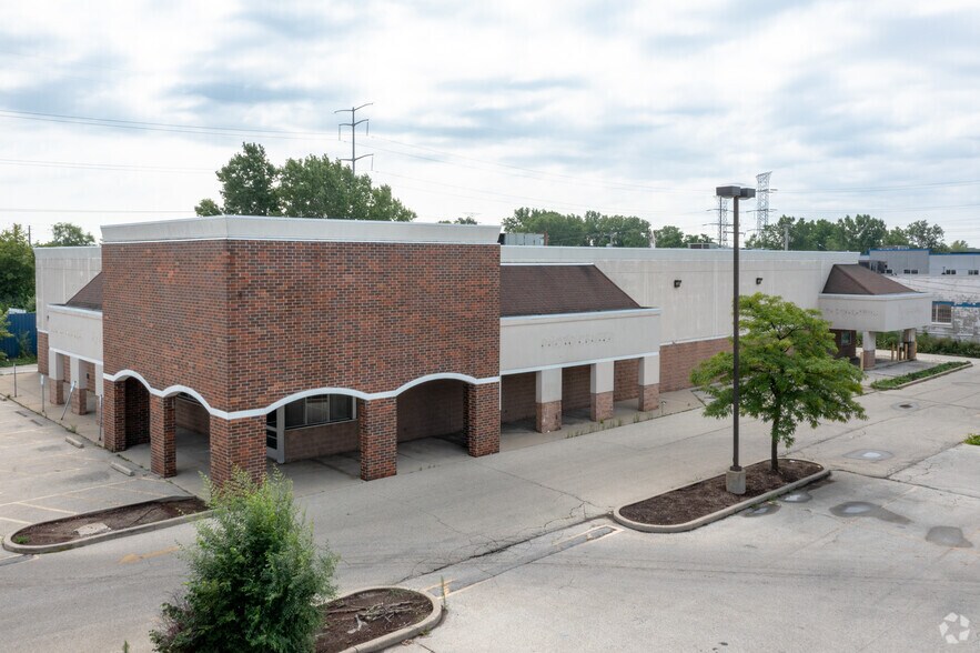 More Photos Of 6330 N 76th St, Milwaukee Supermarket For Lease
