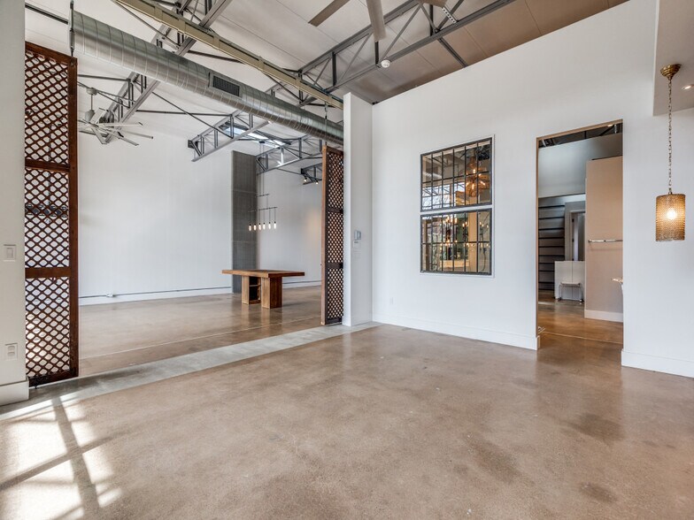 More Photos Of 2323 Farrington St, Dallas Warehouse For Sale