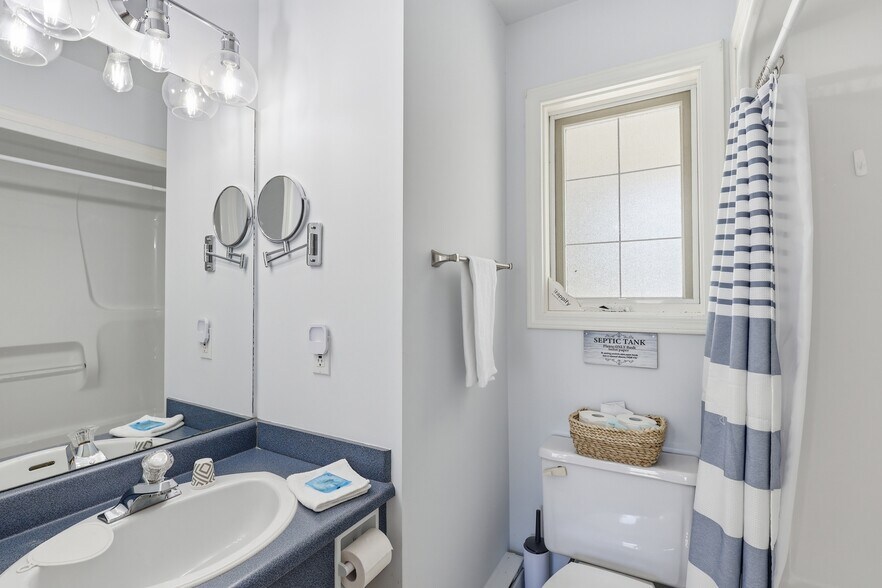 More Photos Of 7001 Savona Access Rd, Thompson-Nicola Hotel For Sale
