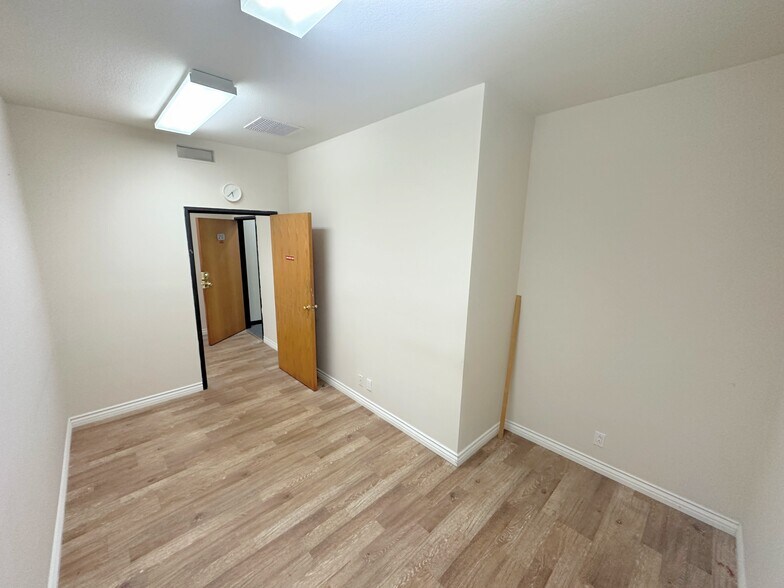 More Photos Of 14654-14664 Victory Blvd, Van Nuys Office For Lease