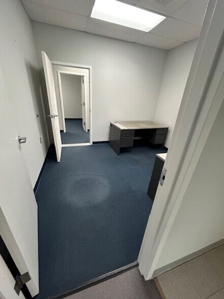 More Photos Of 7 Perimeter Rd, Manchester Light Manufacturing For Lease