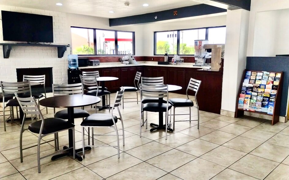 More Photos Of 3334 S US Highway 77 Byp, Kingsville Hotel For Sale