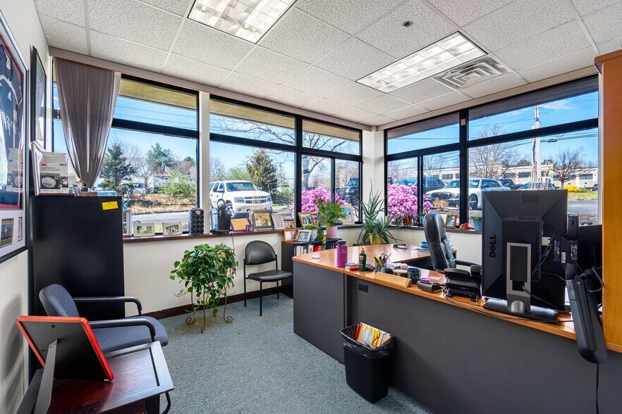 More Photos Of 16 Upton Dr, Wilmington Light Distribution For Sale