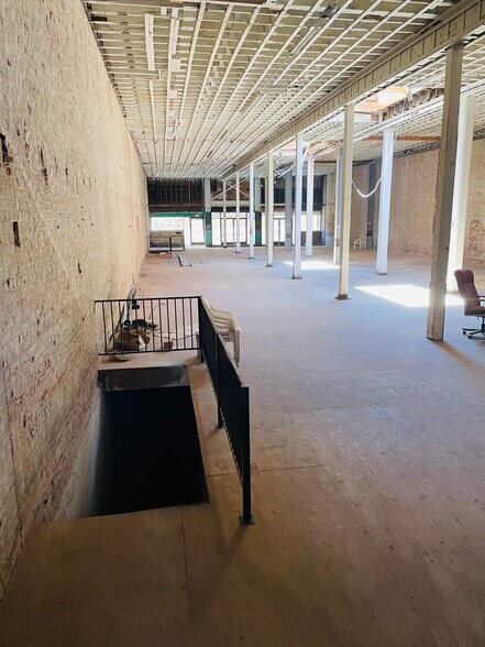 More Photos Of 327 S Broadway, Los Angeles Restaurant For Lease