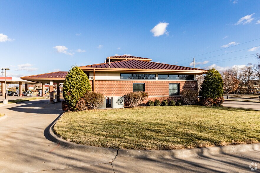 More Photos Of 2321 Harper St, Lawrence Bank For Sale