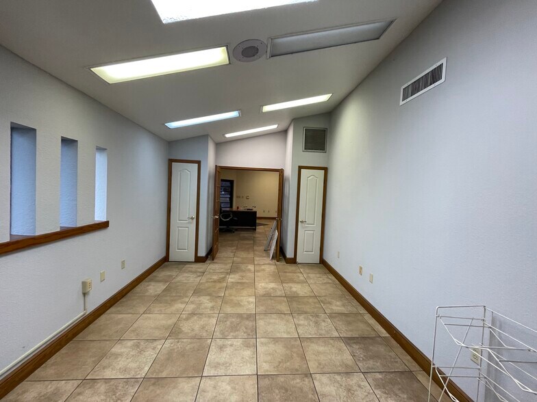 More Photos Of 2317-2319 Griffin Rd, Leesburg Warehouse For Lease