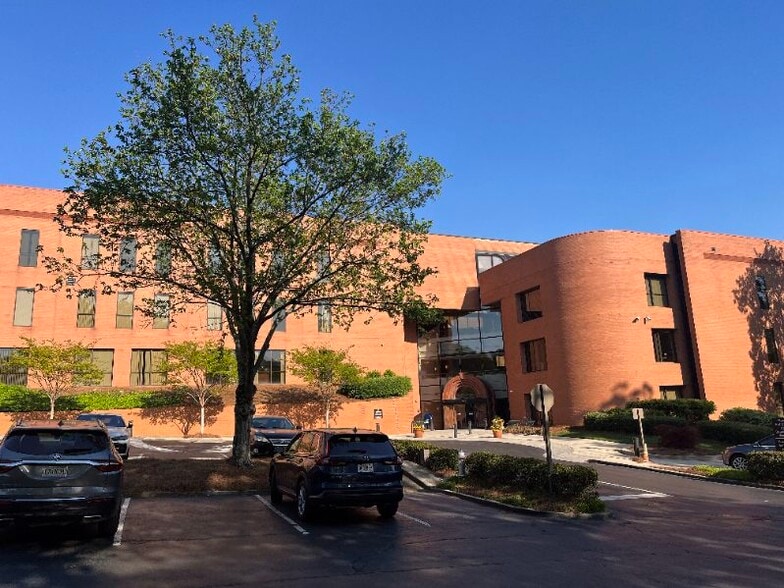 More Photos Of 5555 Peachtree Dunwoody Rd NE, Atlanta Medical For Lease