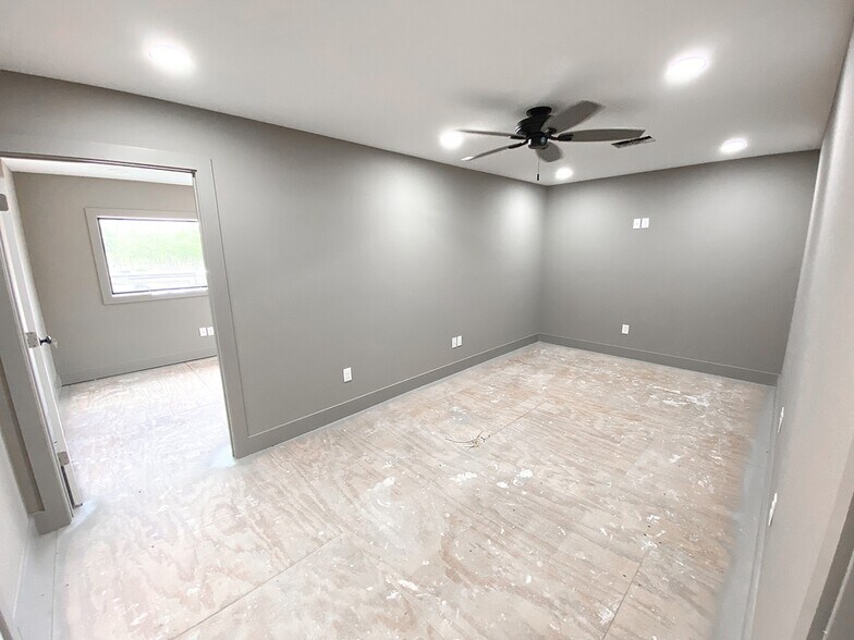 More Photos Of 3625 Highway 290 W, Brenham Warehouse For Sale