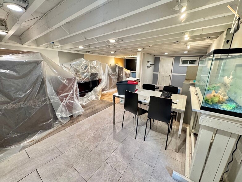 More Photos Of 19 Suffolk St, Freeport Office For Sale
