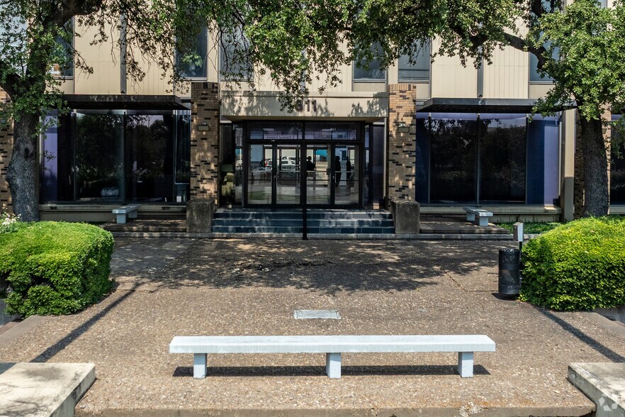 More Photos Of 811 S Central Expy, Richardson Office For Lease
