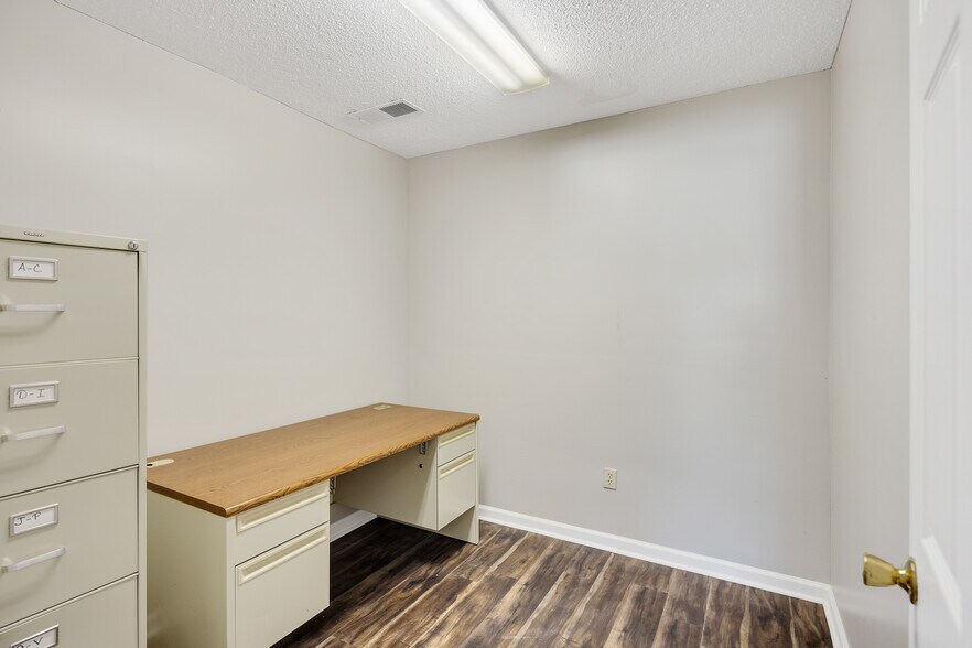 More Photos Of 6920 Oak Forest Dr, Olive Branch Loft Creative Space For Sale