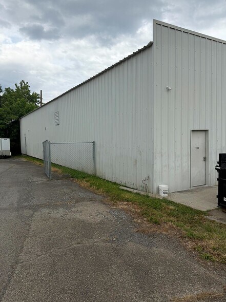More Photos Of 3768 Peters Creek Rd SW, Roanoke Flex For Lease