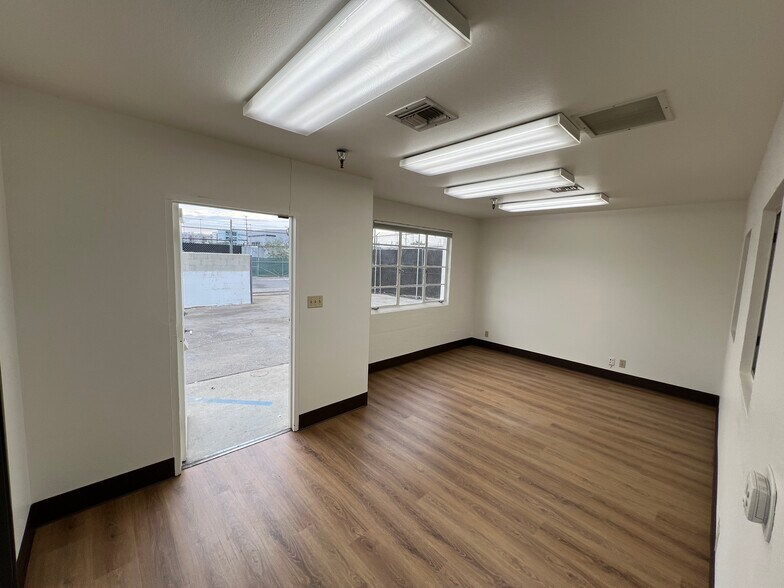 More Photos Of 5436 Cleon Ave, North Hollywood Warehouse For Lease